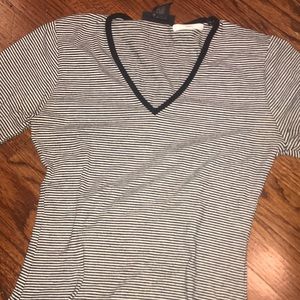 long sleeve v neck shirt ! black and white stripes